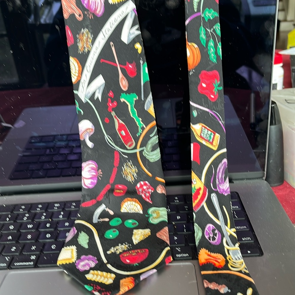 Nicole Miller tie 100%Silk